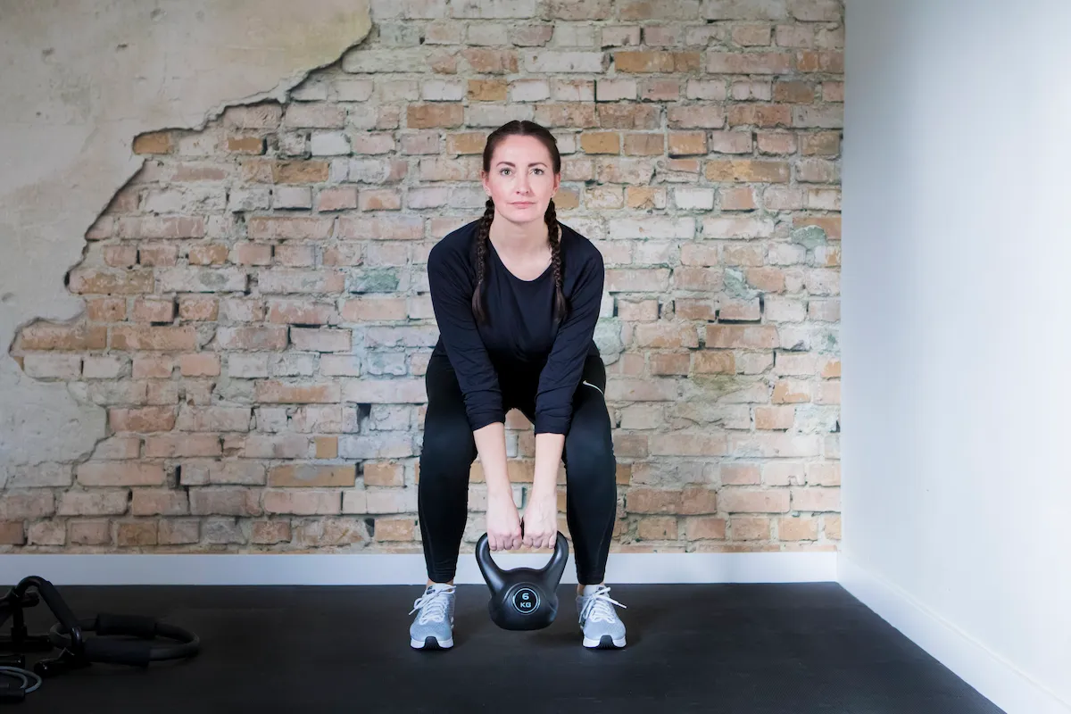 Booty Workout Plan - Hanneke met dumbell